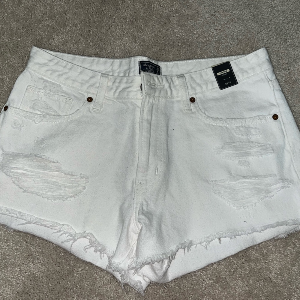 Abercrombie and fitch brand new white low rise shorts in a size 28 (6).